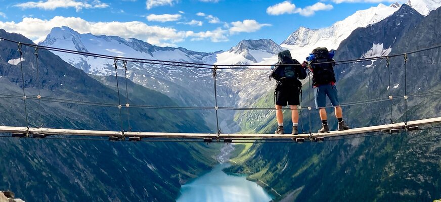 Wanderer auf Hochseilbrücke mit herrlichem Ausblick